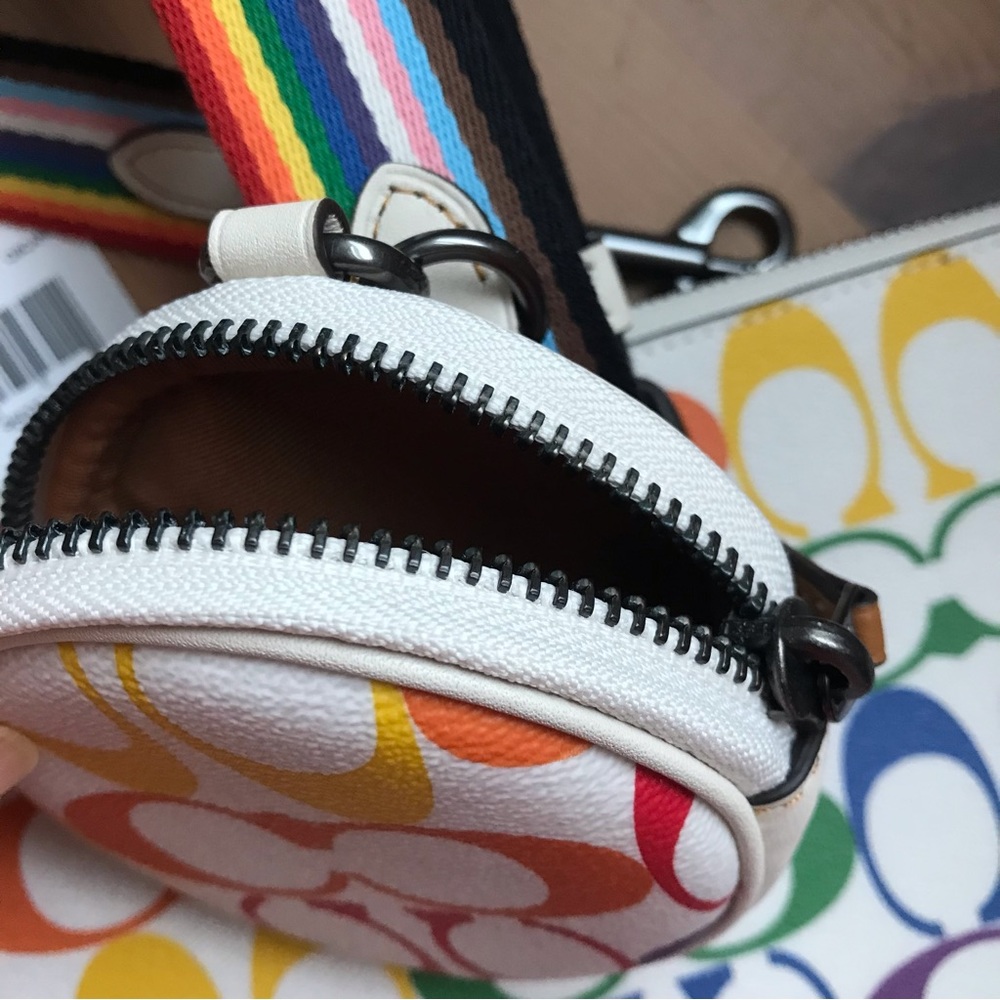 🌈 Coach Holden Crossbody In Rainbow Signature Canvas - Picture 8 of 10